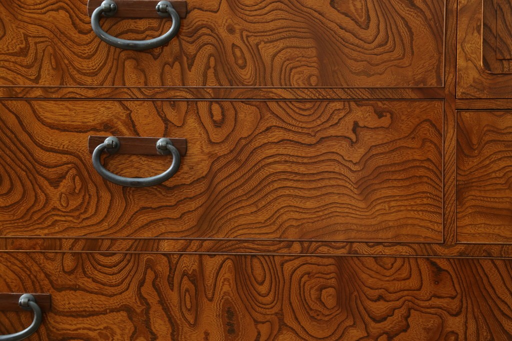 中古　美品　高級品　江戸指物家具　前面欅(ケヤキ)材　側面キハダ材　内部桐材　上品な和の雰囲気漂う引き出し10杯の収納箪笥　定価約140万円　(R-073169)