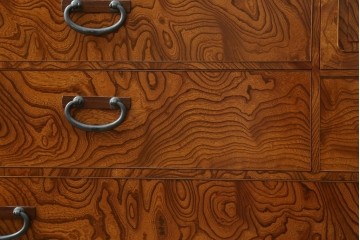 中古　美品　高級品　江戸指物家具　前面欅(ケヤキ)材　側面キハダ材　内部桐材　上品な和の雰囲気漂う引き出し10杯の収納箪笥　定価約140万円　(R-073169)