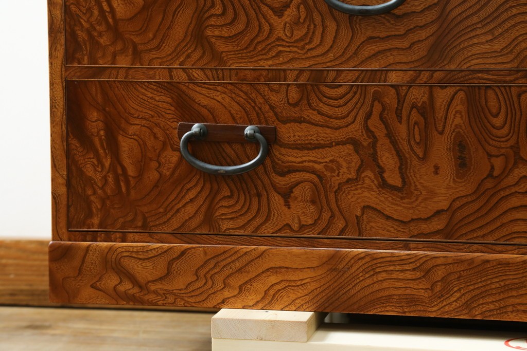 中古　美品　高級品　江戸指物家具　前面欅(ケヤキ)材　側面キハダ材　内部桐材　上品な和の雰囲気漂う引き出し10杯の収納箪笥　定価約140万円　(R-073169)