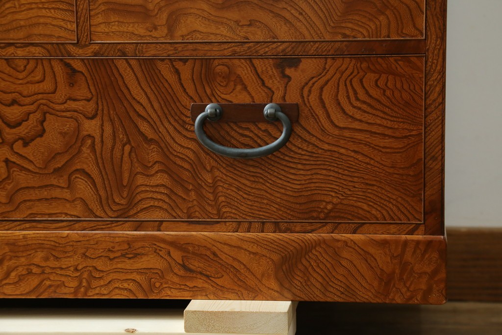 中古　美品　高級品　江戸指物家具　前面欅(ケヤキ)材　側面キハダ材　内部桐材　上品な和の雰囲気漂う引き出し10杯の収納箪笥　定価約140万円　(R-073169)