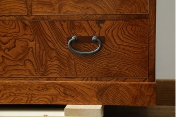 中古　美品　高級品　江戸指物家具　前面欅(ケヤキ)材　側面キハダ材　内部桐材　上品な和の雰囲気漂う引き出し10杯の収納箪笥　定価約140万円　(R-073169)