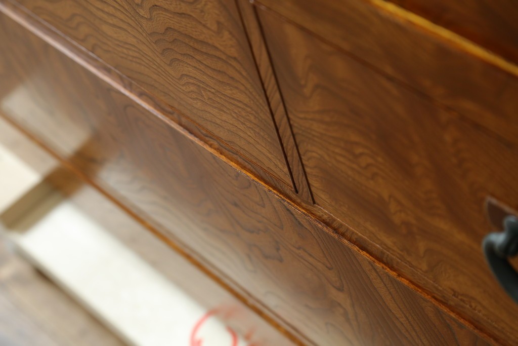 中古　美品　高級品　江戸指物家具　前面欅(ケヤキ)材　側面キハダ材　内部桐材　上品な和の雰囲気漂う引き出し10杯の収納箪笥　定価約140万円　(R-073169)