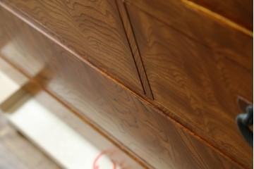 中古　美品　高級品　江戸指物家具　前面欅(ケヤキ)材　側面キハダ材　内部桐材　上品な和の雰囲気漂う引き出し10杯の収納箪笥　定価約140万円　(R-073169)