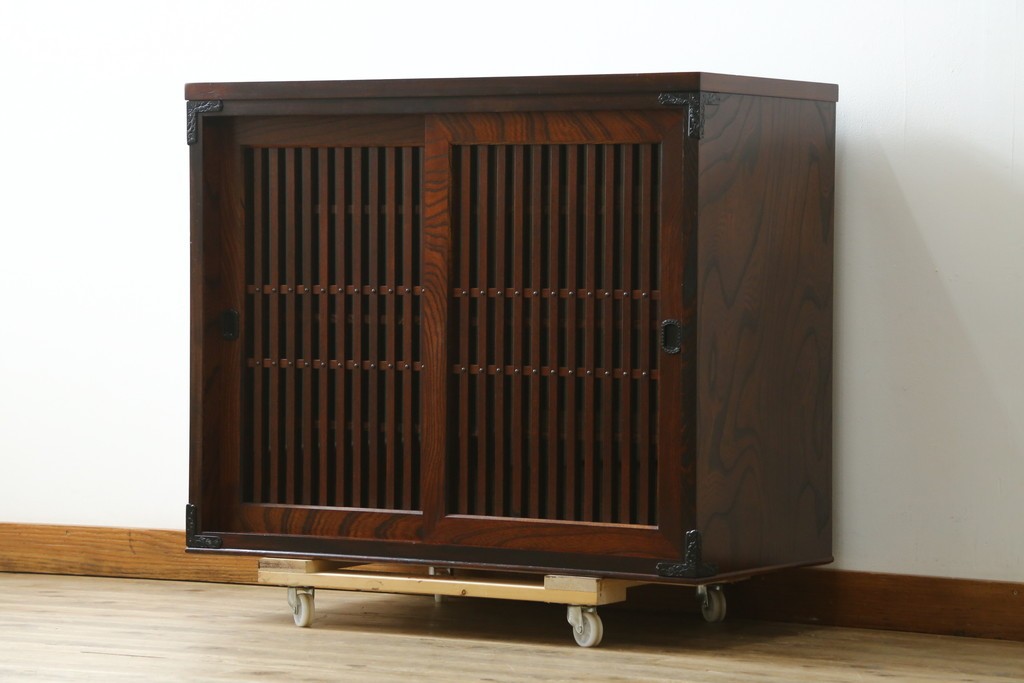中古　美品　岩谷堂箪笥　内部の作りにも注目!　使い勝手の良いスノコ棚の水屋箪笥サイドボード　(R-073173)