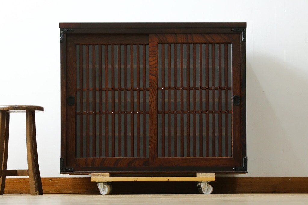 中古　美品　岩谷堂箪笥　内部の作りにも注目!　使い勝手の良いスノコ棚の水屋箪笥サイドボード　(R-073173)