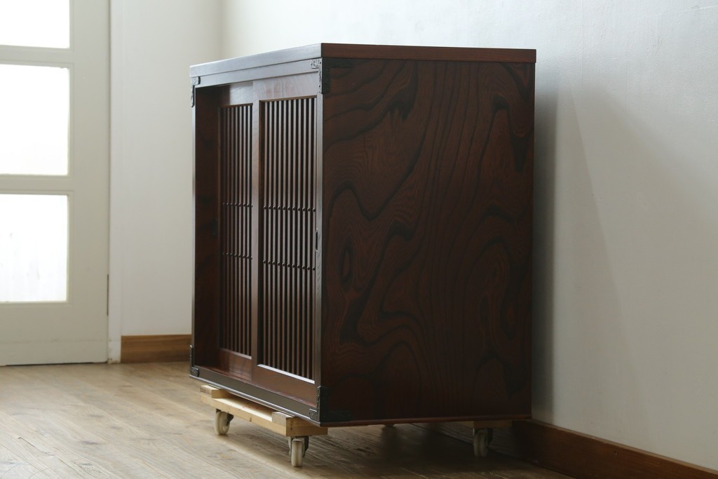 中古　美品　岩谷堂箪笥　内部の作りにも注目!　使い勝手の良いスノコ棚の水屋箪笥サイドボード　(R-073173)