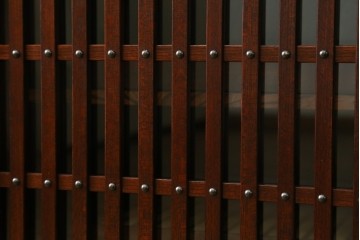 中古　美品　岩谷堂箪笥　内部の作りにも注目!　使い勝手の良いスノコ棚の水屋箪笥サイドボード　(R-073173)
