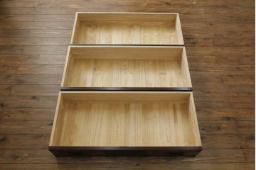 中古　美品　欅産業　漆塗り　立派な金具と品のある佇まいが美しい仙台箪笥(着物箪笥、整理箪笥、衣装箪笥、重ね箪笥、引き出し)(定価約80万円)(R-073174)
