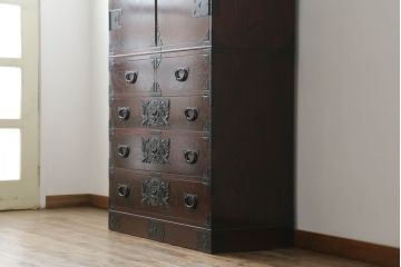 中古　美品　欅産業　漆塗り　立派な金具と品のある佇まいが美しい仙台箪笥(着物箪笥、整理箪笥、衣装箪笥、重ね箪笥、引き出し)(定価約80万円)(R-073174)