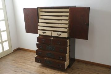中古　美品　欅産業　漆塗り　立派な金具と品のある佇まいが美しい仙台箪笥(着物箪笥、整理箪笥、衣装箪笥、重ね箪笥、引き出し)(定価約80万円)(R-073174)