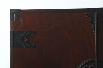 中古　美品　欅産業　漆塗り　立派な金具と品のある佇まいが美しい仙台箪笥(着物箪笥、整理箪笥、衣装箪笥、重ね箪笥、引き出し)(定価約80万円)(R-073174)