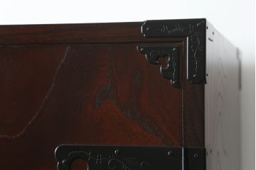 中古　美品　欅産業　漆塗り　立派な金具と品のある佇まいが美しい仙台箪笥(着物箪笥、整理箪笥、衣装箪笥、重ね箪笥、引き出し)(定価約80万円)(R-073174)