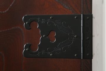 中古　美品　欅産業　漆塗り　立派な金具と品のある佇まいが美しい仙台箪笥(着物箪笥、整理箪笥、衣装箪笥、重ね箪笥、引き出し)(定価約80万円)(R-073174)