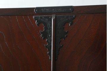 中古　美品　欅産業　漆塗り　立派な金具と品のある佇まいが美しい仙台箪笥(着物箪笥、整理箪笥、衣装箪笥、重ね箪笥、引き出し)(定価約80万円)(R-073174)