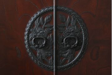 中古　美品　欅産業　漆塗り　立派な金具と品のある佇まいが美しい仙台箪笥(着物箪笥、整理箪笥、衣装箪笥、重ね箪笥、引き出し)(定価約80万円)(R-073174)