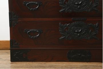 中古　美品　欅産業　漆塗り　立派な金具と品のある佇まいが美しい仙台箪笥(着物箪笥、整理箪笥、衣装箪笥、重ね箪笥、引き出し)(定価約80万円)(R-073174)
