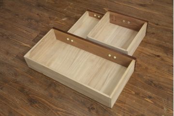 中古　美品　ニレ材　アンティーク調の品のある佇まいが魅力的な車箪笥(和箪笥、収納たんす、整理タンス、サイドチェスト、戸棚、引き出し)(R-073175)