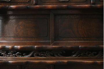 和製アンティーク　激レア　博物館クラス　総欅(ケヤキ)材　漆塗り　どの角度から見ても美しい凝った作り込みの彫刻入り茶箪笥(茶棚、収納棚、戸棚、キャビネット)(R-073176)