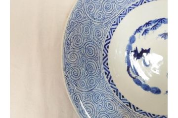 太明成化年製　古伊万里　染付　蛸唐草文　松竹梅図　1尺5寸皿　約46cm　繊細な美しい絵付けに魅了される大皿(一尺五寸、和食器、和皿)(R-073179)