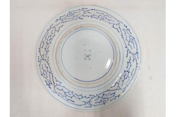 太明成化年製　古伊万里　染付　蛸唐草文　松竹梅図　1尺5寸皿　約46cm　繊細な美しい絵付けに魅了される大皿(一尺五寸、和食器、和皿)(R-073179)