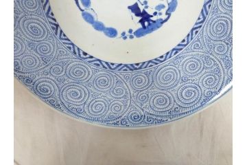 太明成化年製　古伊万里　染付　蛸唐草文　松竹梅図　1尺3寸皿　約42cm　繊細な美しい絵付けに魅了される大皿(一尺三寸、和食器、和皿)(R-073180)