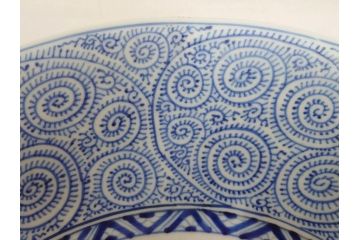 太明成化年製　古伊万里　染付　蛸唐草文　松竹梅図　1尺3寸皿　約42cm　繊細な美しい絵付けに魅了される大皿(一尺三寸、和食器、和皿)(R-073180)