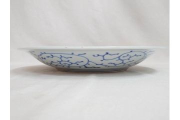 太明成化年製　古伊万里　染付　蛸唐草文　松竹梅図　1尺3寸皿　約42cm　繊細な美しい絵付けに魅了される大皿(一尺三寸、和食器、和皿)(R-073180)