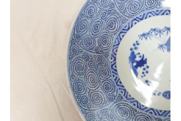 太明成化年製　古伊万里　染付　蛸唐草文　松竹梅図　1尺3寸皿　約41cm　繊細な美しい絵付けに魅了される大皿(一尺三寸、和食器、和皿)(R-073181)