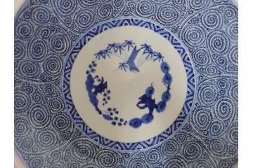 太明成化年製　古伊万里　染付　蛸唐草文　松竹梅図　1尺3寸皿　約41cm　繊細な美しい絵付けに魅了される大皿(一尺三寸、和食器、和皿)(R-073181)