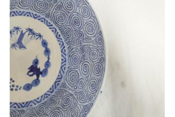 太明成化年製　古伊万里　染付　蛸唐草文　松竹梅図　1尺3寸皿　約41cm　繊細な美しい絵付けに魅了される大皿(一尺三寸、和食器、和皿)(R-073181)