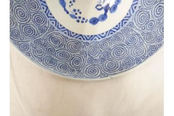 太明成化年製　古伊万里　染付　蛸唐草文　松竹梅図　1尺3寸皿　約41cm　繊細な美しい絵付けに魅了される大皿(一尺三寸、和食器、和皿)(R-073181)