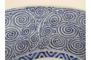 太明成化年製　古伊万里　染付　蛸唐草文　松竹梅図　1尺3寸皿　約41cm　繊細な美しい絵付けに魅了される大皿(一尺三寸、和食器、和皿)(R-073181)