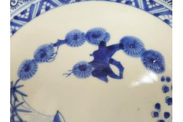 太明成化年製　古伊万里　染付　蛸唐草文　松竹梅図　1尺3寸皿　約41cm　繊細な美しい絵付けに魅了される大皿(一尺三寸、和食器、和皿)(R-073181)