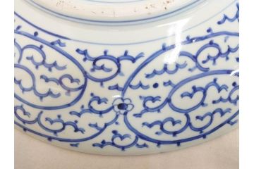 太明成化年製　古伊万里　染付　蛸唐草文　松竹梅図　1尺3寸皿　約41cm　繊細な美しい絵付けに魅了される大皿(一尺三寸、和食器、和皿)(R-073181)