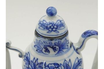 中国　青花　人物図　繊細な意匠にこだわりを感じる執壺(茶壺、しょうゆ差し、醤油瓶、水差し、注子、水注、茶道具)(R-073187)