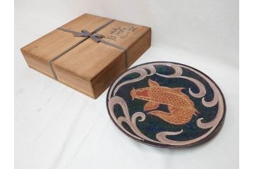 秋塘陶園　中村翠恒　鯉之図　1.1尺皿　約34cm　大胆に描かれた豪華な絵付けが目を惹く額皿(大皿、和皿、飾り皿、飾皿、和食器、一尺一寸、共箱付き)(R-073192)