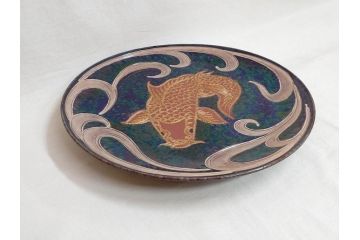 秋塘陶園　中村翠恒　鯉之図　1.1尺皿　約34cm　大胆に描かれた豪華な絵付けが目を惹く額皿(大皿、和皿、飾り皿、飾皿、和食器、一尺一寸、共箱付き)(R-073192)