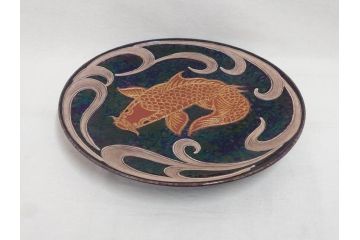 秋塘陶園　中村翠恒　鯉之図　1.1尺皿　約34cm　大胆に描かれた豪華な絵付けが目を惹く額皿(大皿、和皿、飾り皿、飾皿、和食器、一尺一寸、共箱付き)(R-073192)