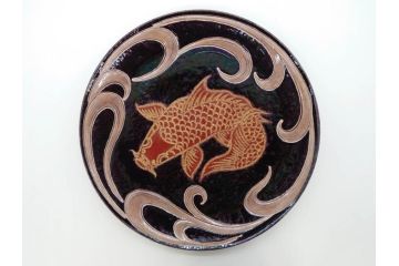 秋塘陶園　中村翠恒　鯉之図　1.1尺皿　約34cm　大胆に描かれた豪華な絵付けが目を惹く額皿(大皿、和皿、飾り皿、飾皿、和食器、一尺一寸、共箱付き)(R-073192)
