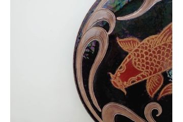 秋塘陶園　中村翠恒　鯉之図　1.1尺皿　約34cm　大胆に描かれた豪華な絵付けが目を惹く額皿(大皿、和皿、飾り皿、飾皿、和食器、一尺一寸、共箱付き)(R-073192)