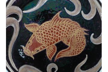 秋塘陶園　中村翠恒　鯉之図　1.1尺皿　約34cm　大胆に描かれた豪華な絵付けが目を惹く額皿(大皿、和皿、飾り皿、飾皿、和食器、一尺一寸、共箱付き)(R-073192)