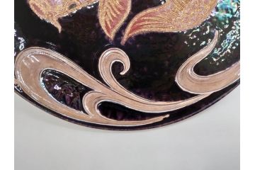 秋塘陶園　中村翠恒　鯉之図　1.1尺皿　約34cm　大胆に描かれた豪華な絵付けが目を惹く額皿(大皿、和皿、飾り皿、飾皿、和食器、一尺一寸、共箱付き)(R-073192)