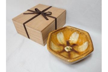 舩木研兒(船木研児)　黄釉押紋　約23cm　7.4寸　細やかなデザインが上品な雰囲気を醸し出す六角鉢(深鉢、深皿、和皿、和食器、七寸四分、共箱付き)(R-073193)