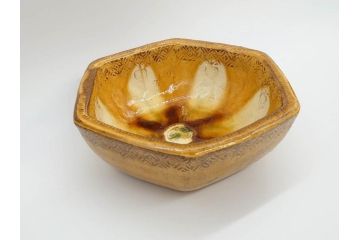 舩木研兒(船木研児)　黄釉押紋　約23cm　7.4寸　細やかなデザインが上品な雰囲気を醸し出す六角鉢(深鉢、深皿、和皿、和食器、七寸四分、共箱付き)(R-073193)