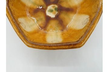 舩木研兒(船木研児)　黄釉押紋　約23cm　7.4寸　細やかなデザインが上品な雰囲気を醸し出す六角鉢(深鉢、深皿、和皿、和食器、七寸四分、共箱付き)(R-073193)