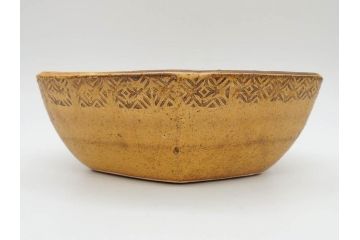舩木研兒(船木研児)　黄釉押紋　約23cm　7.4寸　細やかなデザインが上品な雰囲気を醸し出す六角鉢(深鉢、深皿、和皿、和食器、七寸四分、共箱付き)(R-073193)