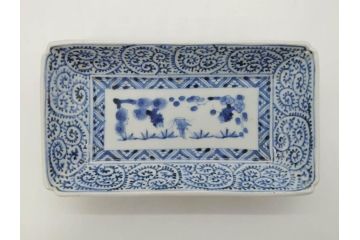 江戸期　大明成化年製　古伊万里　染付　蛸唐草　松竹梅文　約21cm　6.7寸　意匠を凝らしたデザインが素敵な長皿2枚セット(角皿、和皿、和食器、六寸七分)(R-073197)