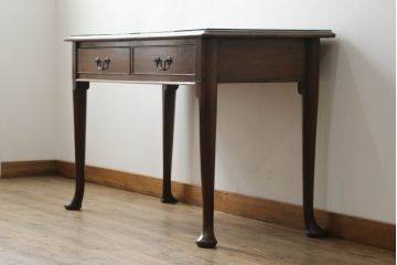 イギリスアンティーク　Lloyd's Antiques(ロイズ・アンティークス)取り扱い　ウォールナット材　クラシカルな雰囲気溢れるコンソールテーブル(デスク、ワークデスク、在宅用、在宅ワーク用、平机、英国)(R-073219)