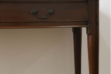 イギリスアンティーク　Lloyd's Antiques(ロイズ・アンティークス)取り扱い　ウォールナット材　クラシカルな雰囲気溢れるコンソールテーブル(デスク、ワークデスク、在宅用、在宅ワーク用、平机、英国)(R-073219)