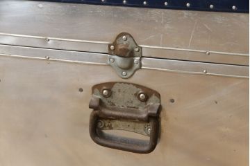和製アンティーク　お部屋のアクセントにおすすめなジュラルミン張りのトランク(センターテーブル、ローテーブル、収納、ディスプレイ)(R-073220)